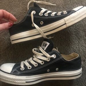 BLACK CONVERSE LOW TOP